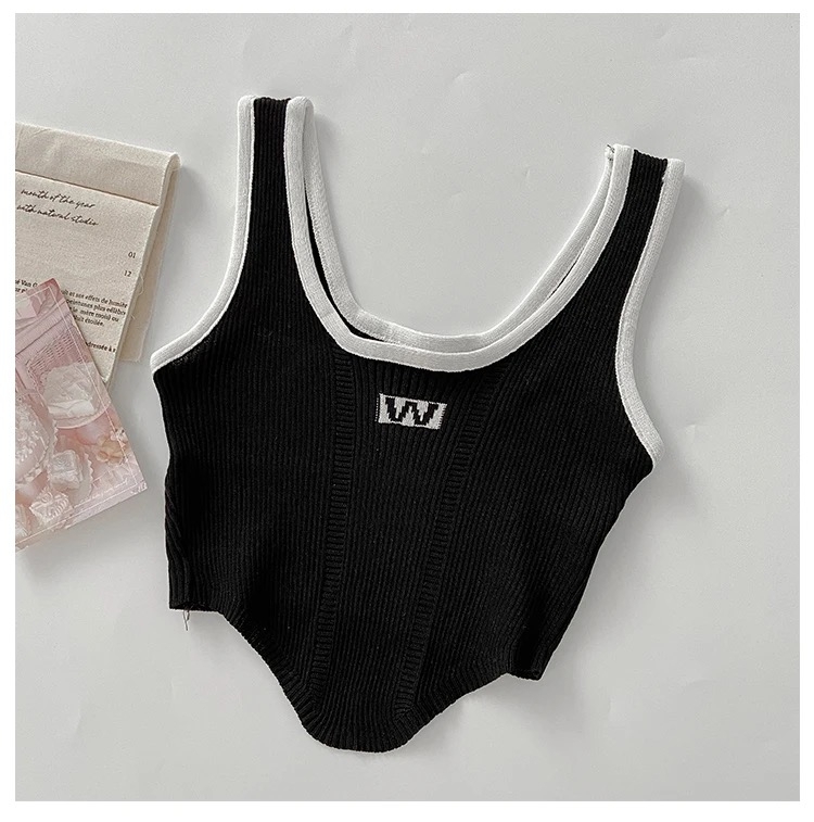 Кроп топ "W" черен